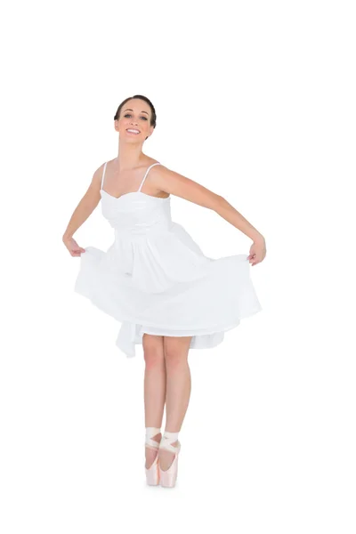 Izole gülümseyen genç bale dansçısı — Stok fotoğraf