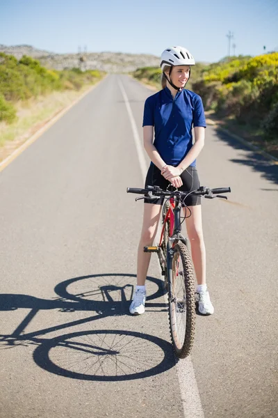 彼女の自転車を持つアクティブな女性 — ストック写真