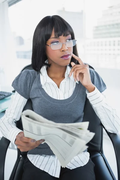 Nachdenkliche Geschäftsfrau mit Zeitung — Stockfoto