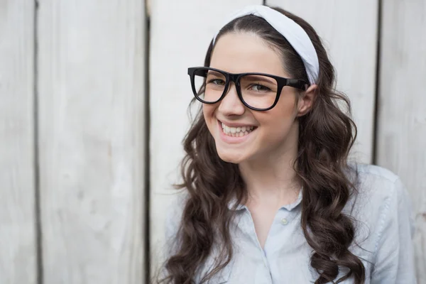 Sonriente mujer de moda posando — Foto de Stock