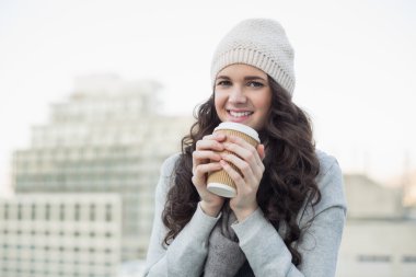 neşeli güzel esmer kahve içer