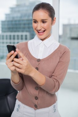 neşeli şık iş kadını telefonunu arıyorum