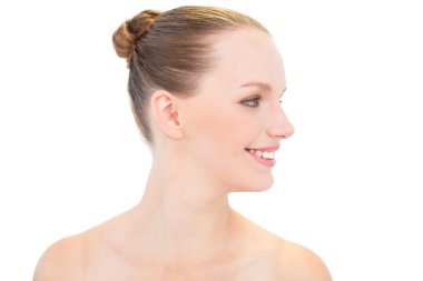 gülümseyen güzel sarışın model profil görünümü
