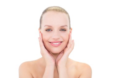 yanakları tutan mutlu güzel sarışın model