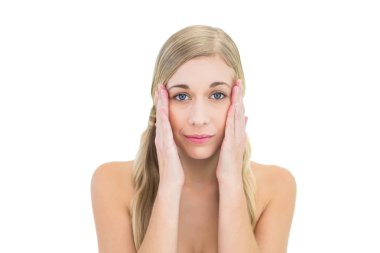 Başını tutan rahat genç sarışın kadın