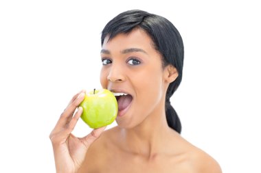 bir elma yemek çok mutlu siyah saçlı kadın