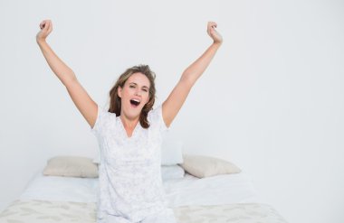 güzel bir kadın yatakta uyanma zaman germe