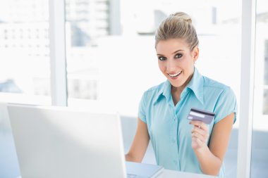 sürpriz akıllı iş kadını online alışveriş
