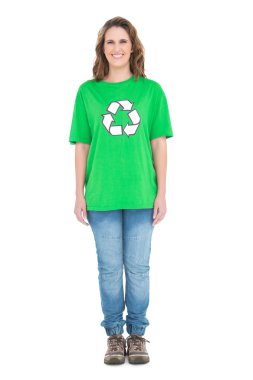 Bu sembolü geri dönüşüm ile yeşil tshirt giyen çevre aktivisti