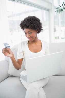 online satın almak için kredi kartını kullanarak muhteşem bir kadın odaklı