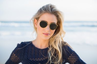 neşeli şehvetli sarışın poz