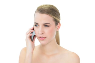 telefonda huzurlu çekici sarışın