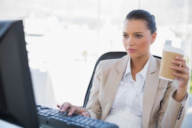 çekici işkadını kahve çalışırken holding