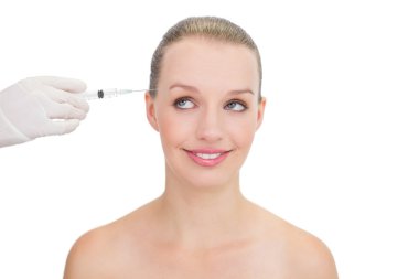 düşünceli güzel sarışın model alma Botox enjeksiyonu