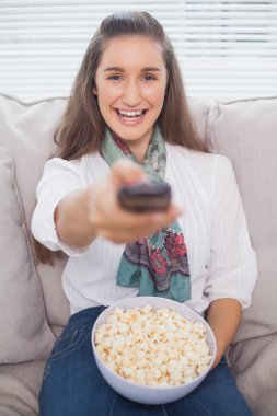 neşeli şirin model TV kanalı değiştirme