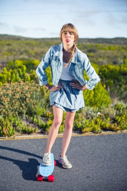 dilini yapışkanlık dışarı çekici sarışın