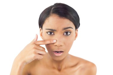 muhteşem bir kadın onun burnuyla gösteriyor