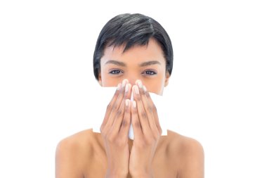 bir mendil kullanarak siyah saçlı kadın çatık