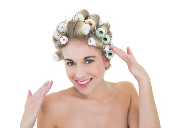 içerik sarışın model onun saç curlers ayarlama