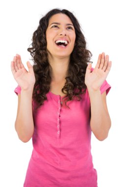 neşeli koyu saçlı model poz