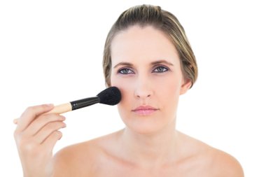 gülmeyen kadın allık fırçası kullanarak