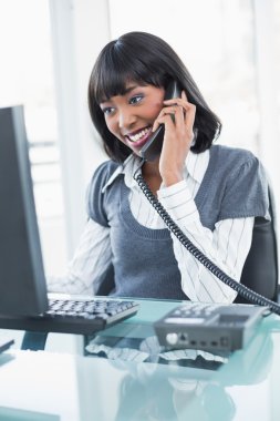 bilgisayarda çalışırken telefon şık iş kadını gülümseyen
