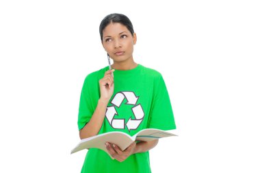 düşünceli model Notebook tutarak geri dönüşüm tshirt giyiyor