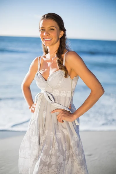 Mujer atractiva sonriente en vestido de verano posando —  Fotos de Stock