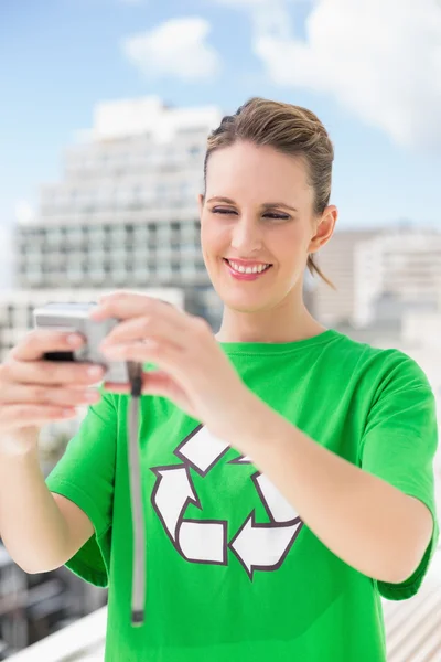 Ativista ambiental sorrindo tirar uma foto de si mesmo — Fotografia de Stock