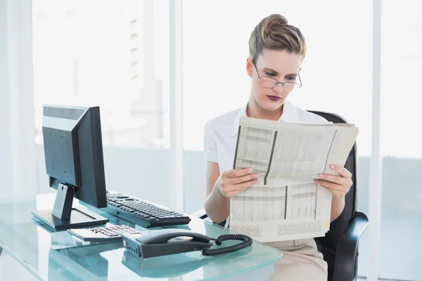 Grave donna d'affari leggendo giornale — Foto Stock