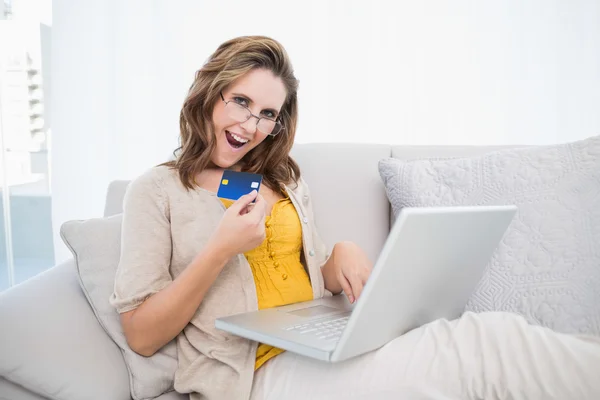 Счастливая женщина делает онлайн-покупки — стоковое фото