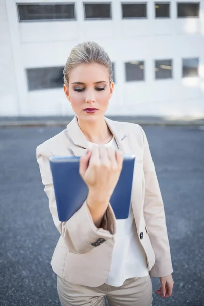 Allvarliga snygg affärskvinna hålla tablet PC — Stockfoto