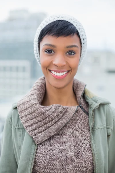 Zufriedenes junges Model in Winterkleidung posiert und blickt in die Kamera — Stockfoto