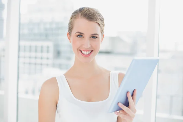 Cheerful sporty woman using tablet pc — Stock Photo, Image