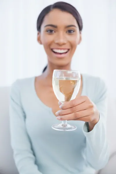 Улыбающаяся привлекательная женщина пьет белое вино — стоковое фото
