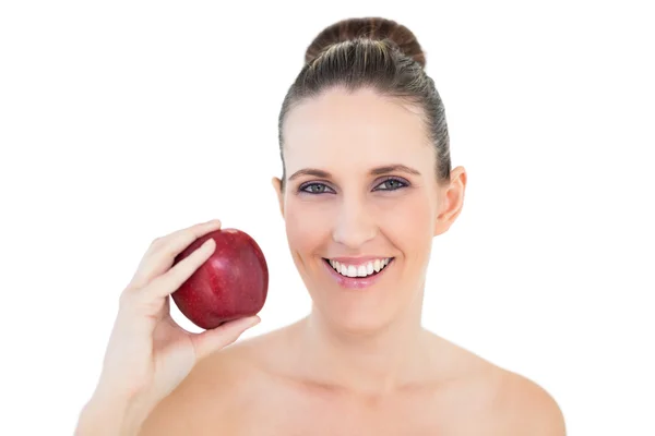 Lachende vrouw houden rode appel en camera te kijken — Stockfoto