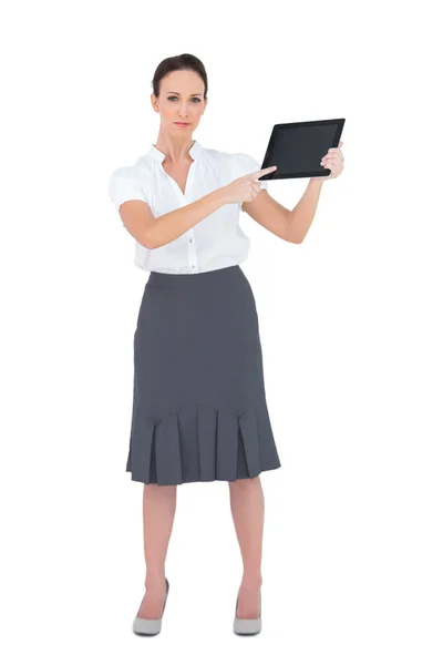 Seriöse Geschäftsfrau zeigt etwas auf ihrem Tablet-PC — Stockfoto