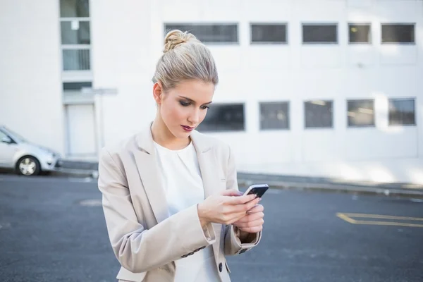 Durchdachte stilvolle Geschäftsfrau schickt einen Text — Stockfoto