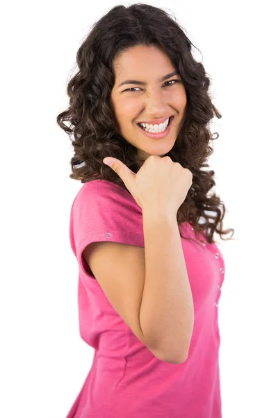 Sorrindo modelo de cabelos escuros posando polegar para cima — Fotografia de Stock