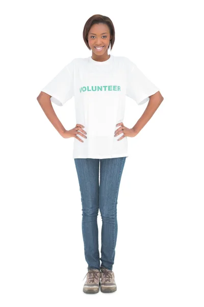 Mulher sorridente vestindo camiseta voluntária — Fotografia de Stock