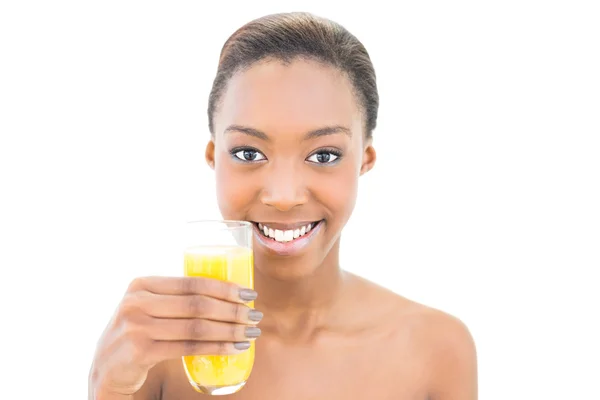 Sorrindo beleza natural segurando vidro de suco de laranja — Fotografia de Stock