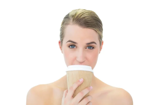 Aantrekkelijke blonde drinken koffie — Stockfoto