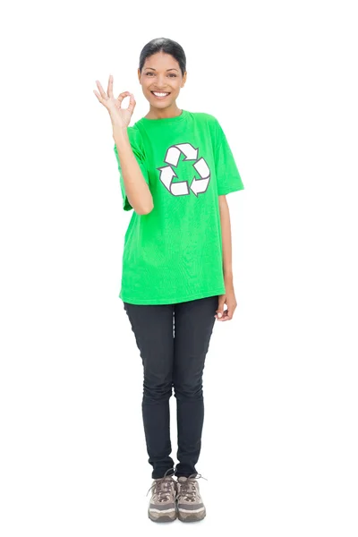 Черноволосая модель в футболке из вторичной переработки делает нормальный жест — стоковое фото