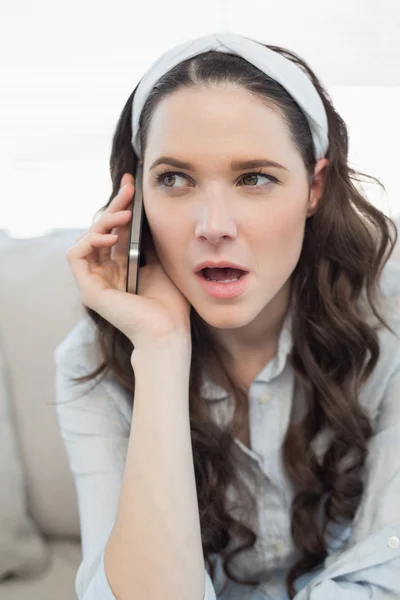 Ganska casual kvinna förvånad på telefonen — Stockfoto