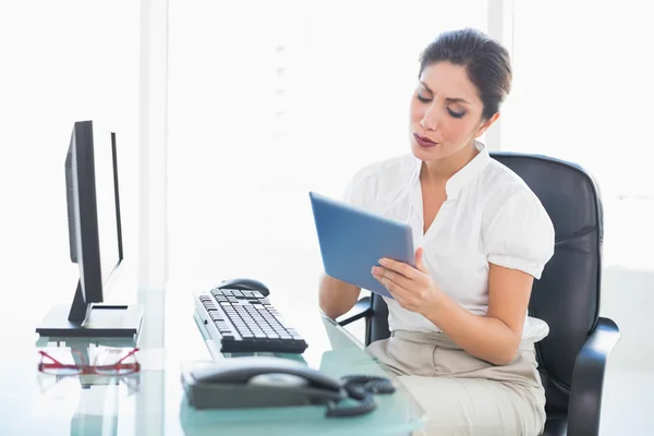 Gericht zakenvrouw met behulp van haar digitale Tablet PC aan balie — Stockfoto