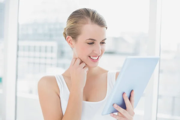 Sorridente donna sportiva utilizzando tablet computer — Foto Stock