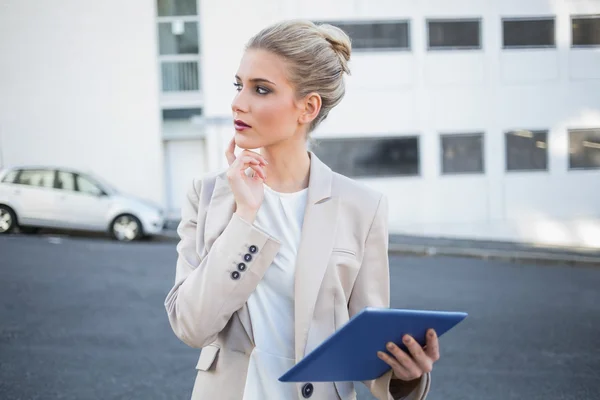 Pensativo mujer de negocios con estilo utilizando tableta digital — Foto de Stock