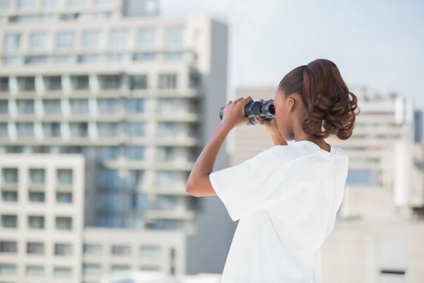 Volunteer woman using binoculars — Stock Photo, Image