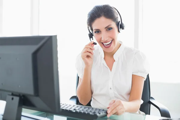 Szczęśliwy call center agent siedzi przy biurku na wywołanie — Zdjęcie stockowe