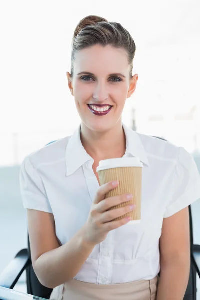 Happy businesswoman holding cup of coffee — Stock Photo, Image